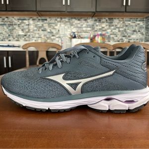 NWOT Mizuno Wave Rider 23 size 8.5 women’s